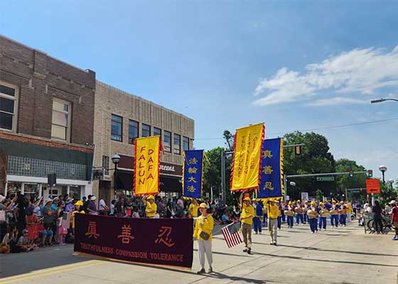Image for article Michigan, États-Unis : Le Falun Gong participe au défilé du Jour de l’Indépendance à Ann Arbor