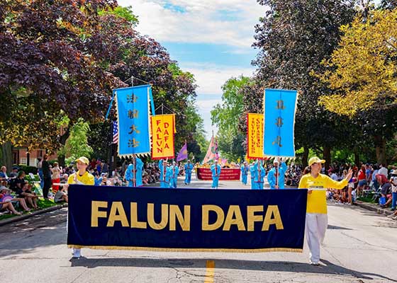 Image for article Chicago : Le groupe du Falun Dafa se produit lors du défilé du Jour de l’Indépendance célébrant la liberté