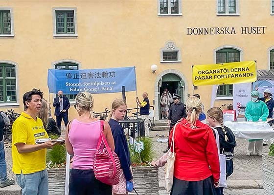 Image for article Visby, Suède : Les pratiquants de Falun Gong participent à la semaine du forum politique