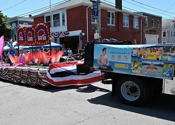 Image for article Rhode Island, États-Unis : Les pratiquants de Falun Dafa participent au défilé historique du Jour de l’Indépendance