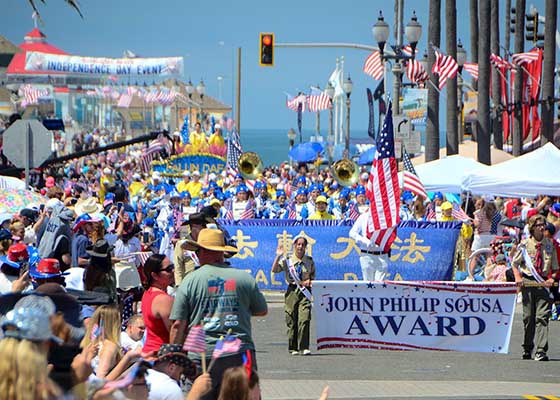 Image for article Huntington Beach, Californie : Le Tian Guo Marching Band remporte le prix John Philip Sousa lors du défilé du 4 juillet