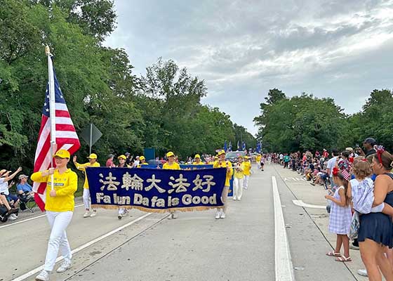 Image for article Houston, Texas : Le public salue le Falun Dafa lors du défilé de la fête de l’Indépendance