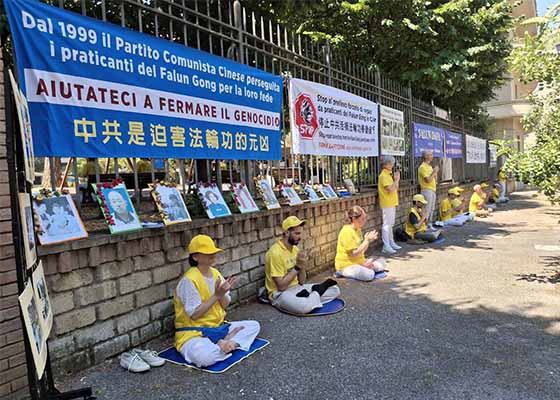 Image for article Italie : Les pratiquants de Falun Dafa manifestent pacifiquement devant l’ambassade de Chine