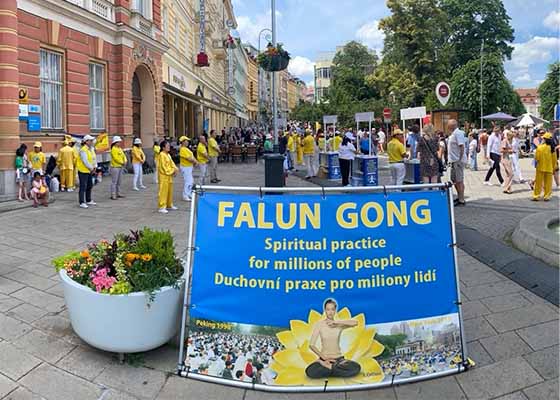 Image for article République tchèque : Présentation du Falun Dafa au Festival international du film de Karlovy Vary
