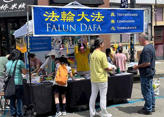Image for article Massachusetts, États-Unis : Les gens signent une pétition en faveur de la loi sur la protection du Falun Gong lors d’un festival dans le quartier chinois