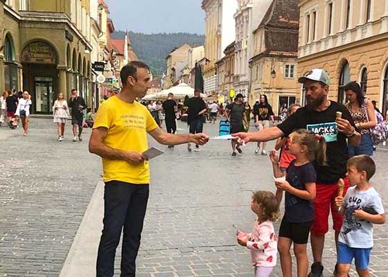 Image for article Des personnes condamnent la persécution du Falun Dafa lors d’une activité en Roumanie