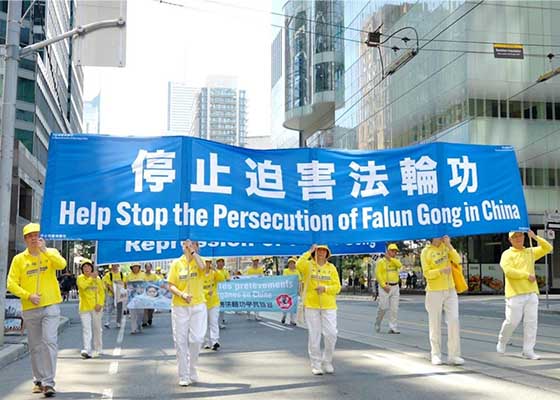 Image for article Toronto, Canada : Pendant des activités organisées pour dénoncer la persécution, les gens apprécient le Falun Dafa