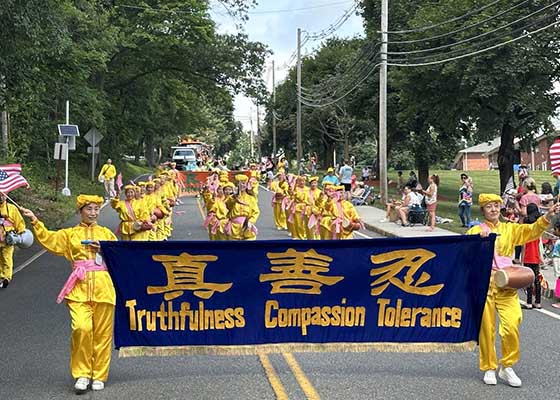 Image for article New Jersey : Les spectateurs acclament le groupe de Falun Dafa lors de la parade du Festival de la liberté à Randolph