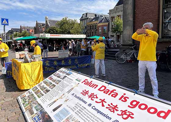 Image for article Pays-Bas : Les gens de Groningue soutiennent les pratiquants de Falun Dafa qui protestent contre la persécution