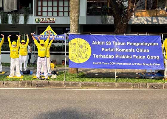 Image for article Indonésie : Un rassemblement pacifique et une veillée aux chandelles marquent 26 ans d’efforts pour mettre fin à la persécution du Falun Gong par le PCC