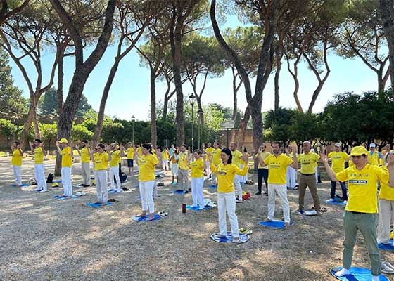 Image for article Italie : Les pratiquants de Falun Dafa organisent une manifestation pacifique à Rome, en hommage aux vingt-six années de résistance pacifique face à la persécution