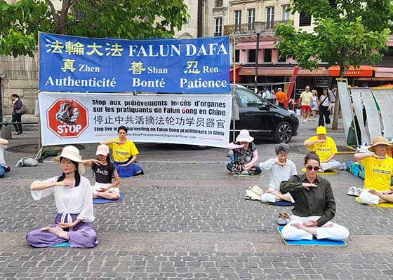 Image for article Paris, France : Les activités de sensibilisation à la persécution remportent le soutien du public