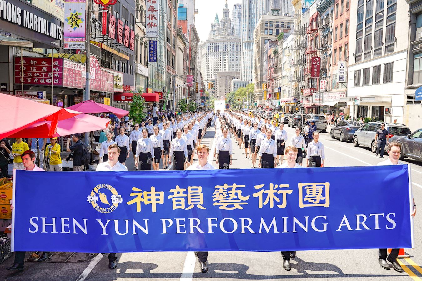 Image for article New York : Des centaines d’artistes de Shen Yun participent au défilé dénonçant les 26 années de persécution du Falun Gong