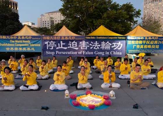 Image for article San Diego, Californie : Des représentants locaux expriment leur soutien au Falun Gong lors d’une exposition d’art et d’une veillée aux chandelles