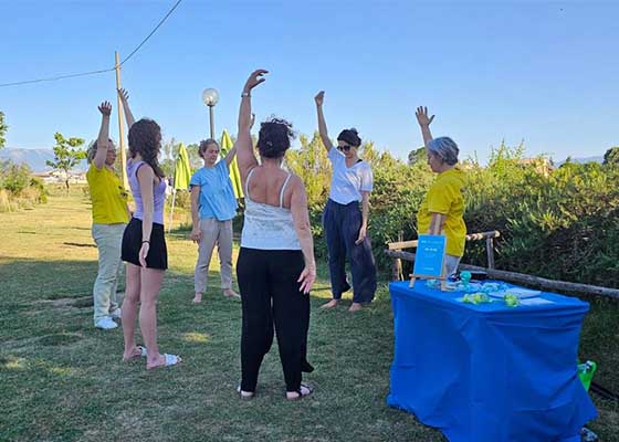 Image for article Assise, Italie : Les pratiquants présentent le Falun Dafa au Festival de la lavande