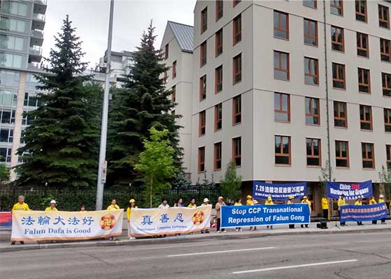 Image for article Calgary, Canada : Les pratiquants de Falun Dafa organisent un rassemblement pour condamner la répression transnationale