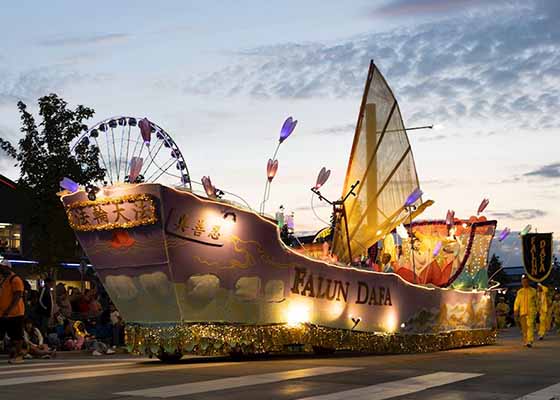 Image for article Seattle, Washington : La foule acclame le Falun Dafa au Seafair Torchlight Parade