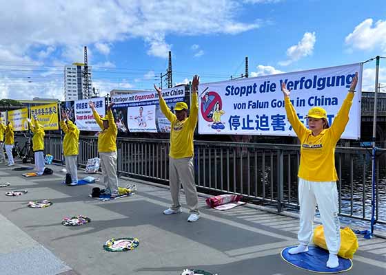 Image for article Allemagne : Des pratiquants de Falun Gong manifestent contre la persécution perpétrée par le régime communiste chinois près de l’ambassade et des consulats chinois
