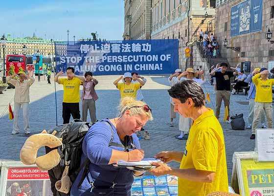 Image for article Suède : Des pratiquants sensibilisent le public à la persécution par le régime communiste chinois pendant la haute saison touristique