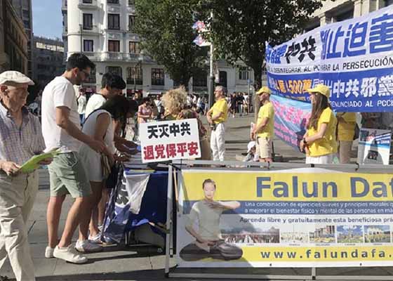 Image for article Espagne : Une activité d’information organisée par des pratiquants de Falun Dafa reçoit le soutien du public