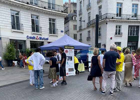 Image for article France : Des habitants de Nantes expriment leur soutien au Falun Gong