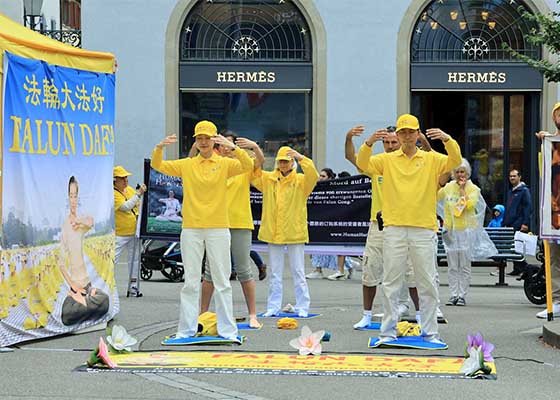 Image for article Les Suisses admirent la persévérance des pratiquants de Falun Dafa