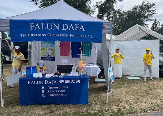 Image for article New York : Les gens font l’éloge du Falun Dafa lors du Harborfest à Oswego