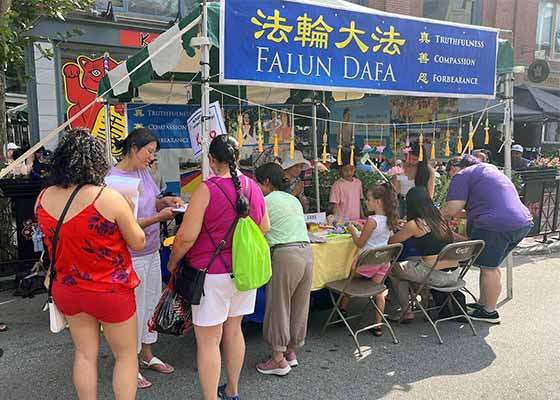 Image for article Massachusetts : Le public fait l’éloge du Falun Dafa au Festival folklorique de Lowell