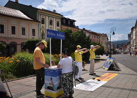 Image for article La campagne de pétition en faveur du Falun Dafa recueille le soutien du public dans toute la Slovaquie
