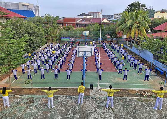 Image for article Batam, Indonésie : Les enseignants et les élèves d’un lycée apprennent les exercices de Falun Dafa