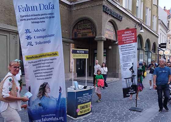 Image for article Roumanie : Le public découvre le Falun Dafa lors d’une journée d’information