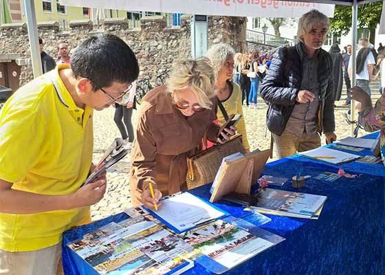 Image for article Allemagne : Des Chinois renoncent au Parti communiste sur le stand d’information du Falun Dafa