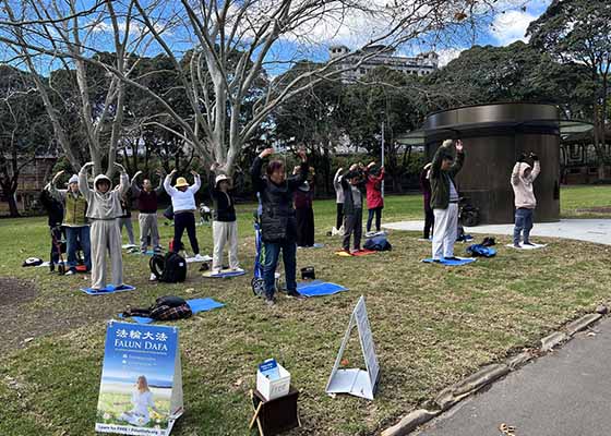 Image for article Sydney, Australie : Des gens apprennent les exercices de Falun Dafa au parc Belmore