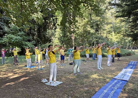 Image for article Bulgarie : Les pratiquants de Falun Dafa reçoivent le soutien du public lors d’une activité à Bansko