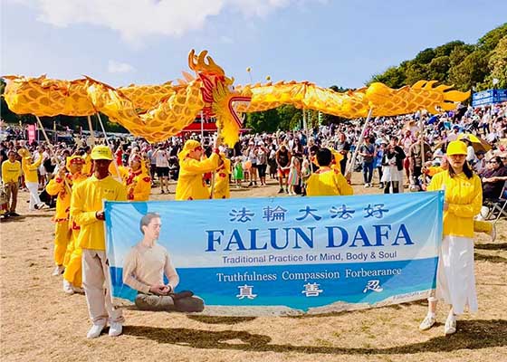 Image for article Des personnes découvrent le Falun Dafa à l’occasion du Festival des montgolfières à Bristol au Royaume-Uni