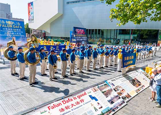 Image for article Pays-Bas : Un défilé et un rassemblement à Rotterdam dénoncent la persécution continue du Falun Gong