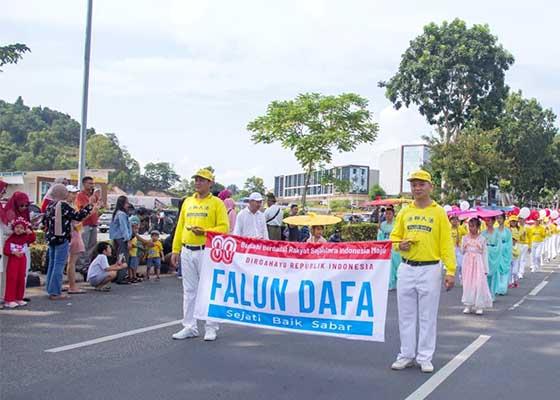 Image for article Batam, Indonésie : Le Falun Dafa accueilli avec enthousiasme lors du défilé du Jour de l’Indépendance