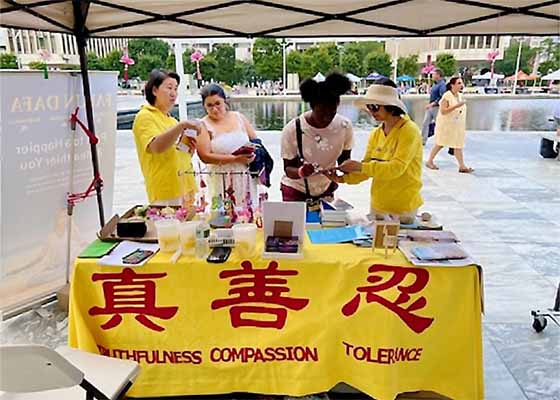 Image for article Le public découvre le Falun Dafa au Festival gastronomique de l’État de New York