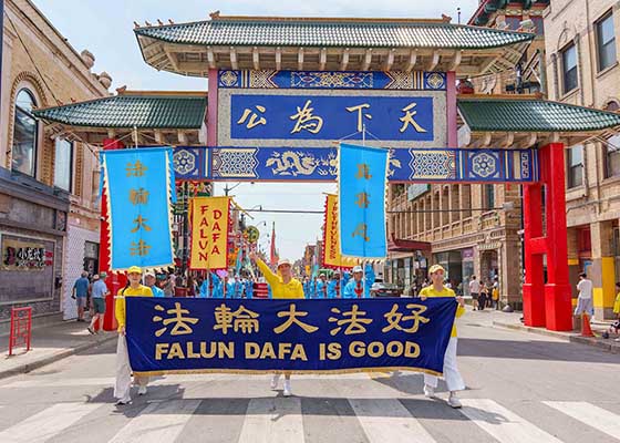 Image for article Chicago, États-Unis : Un défilé appelle à mettre fin à la persécution du Falun Gong