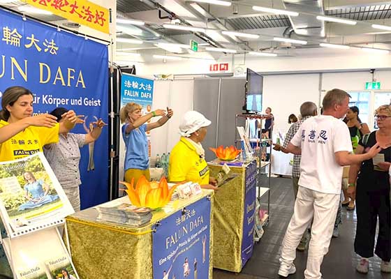 Image for article Les visiteurs du plus grand salon de naturopathie d’Europe accueillent les pratiquants de Falun Dafa