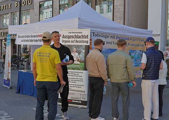 Image for article Allemagne : Les habitants et les touristes condamnent la persécution du Falun Dafa lors d’une activité au lac de Constance (1<SUP>re</SUP> partie)