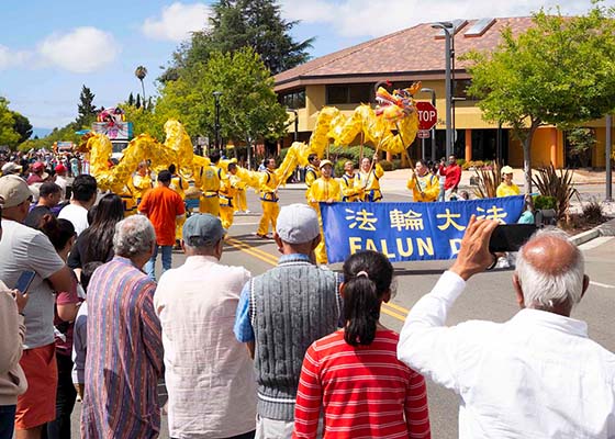 Image for article Fremont, Californie : Le Falun Dafa est bien accueilli à l’occasion du défilé de la Journée de l’Inde