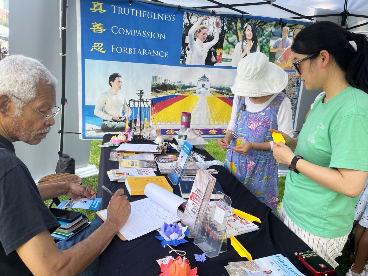 Image for article Boston, Massachusetts : Présentation du Falun Dafa lors du Festival africain