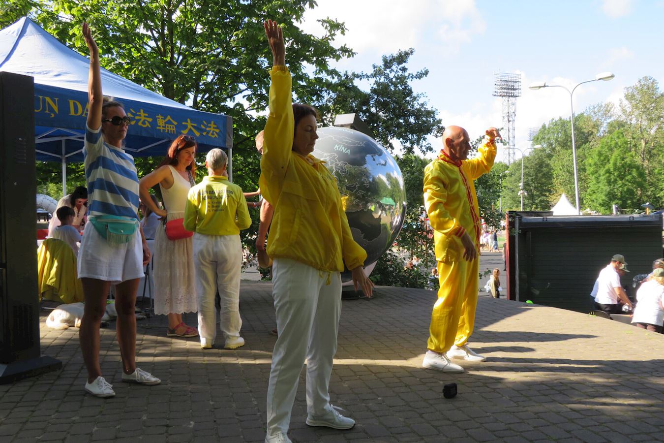 Image for article Lettonie : Des visiteurs découvrent le Falun Dafa lors du  Festival de la Jeunesse à Kopums