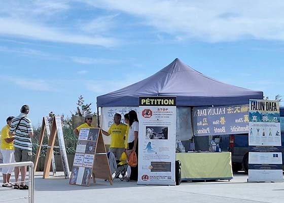 Image for article France : Des touristes découvrent le Falun Dafa et signent une pétition pour mettre fin à la persécution