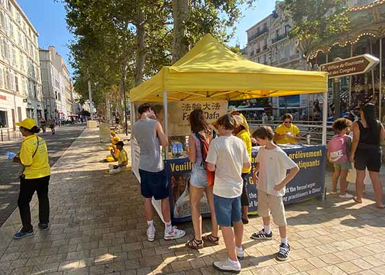 Image for article France : Des activités organisées dans des villes côtières sensibilisent le public à la persécution du Falun Gong