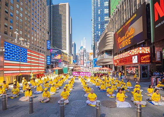 Image for article New York : Les paisibles exercices de Falun Dafa à Times Square impressionnent les spectateurs