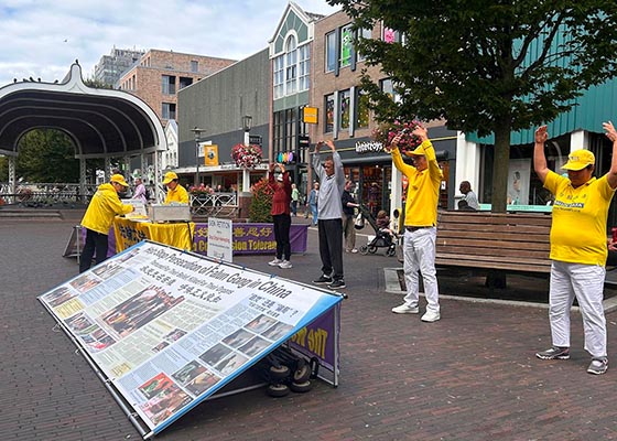 Image for article Pays-Bas : Des touristes découvrent le Falun Dafa à Zaandam
