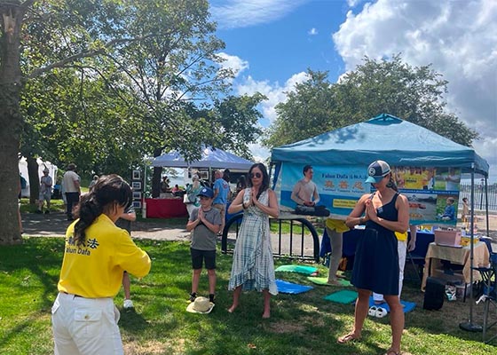 Image for article États-Unis : Les habitants se connectent à Dafa au Rhode Island Folk Festival