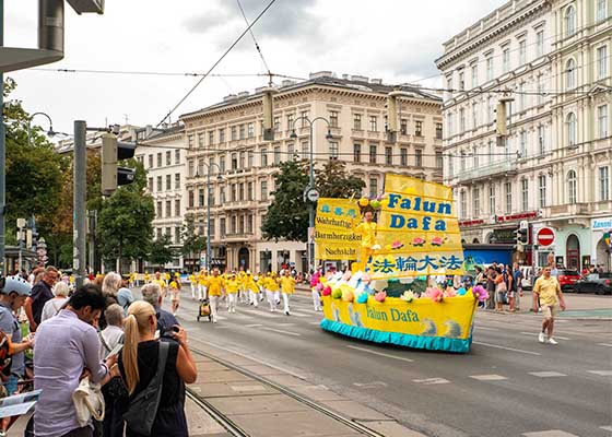 Image for article Vienne, Autriche : Lors d’activités pour présenter le Falun Dafa, les gens condamnent la persécution